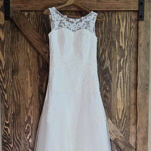 NWOT Sleeveless Lace A-Line White Wedding Dress Embroidery & Train Size 2